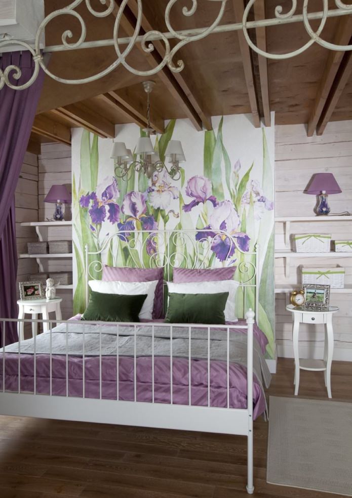 спальня с ирисами в дизайне дома в стиле прованс
