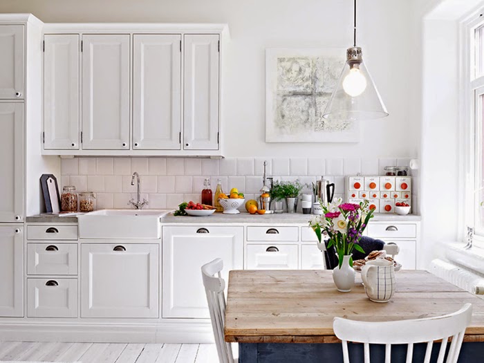 Интерьер белой кухни с растительными мотивами