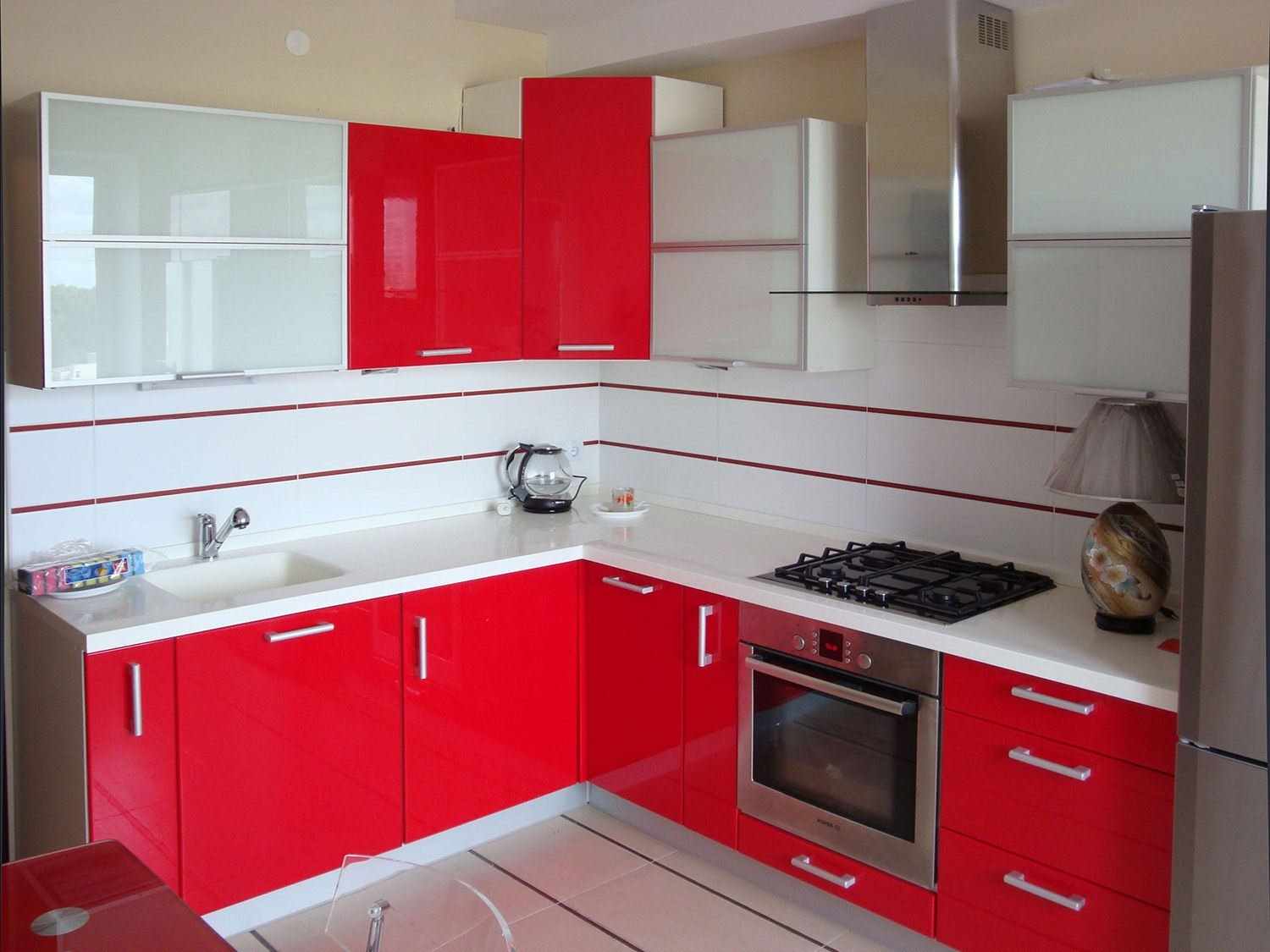 пример светлого дизайна красной кухни