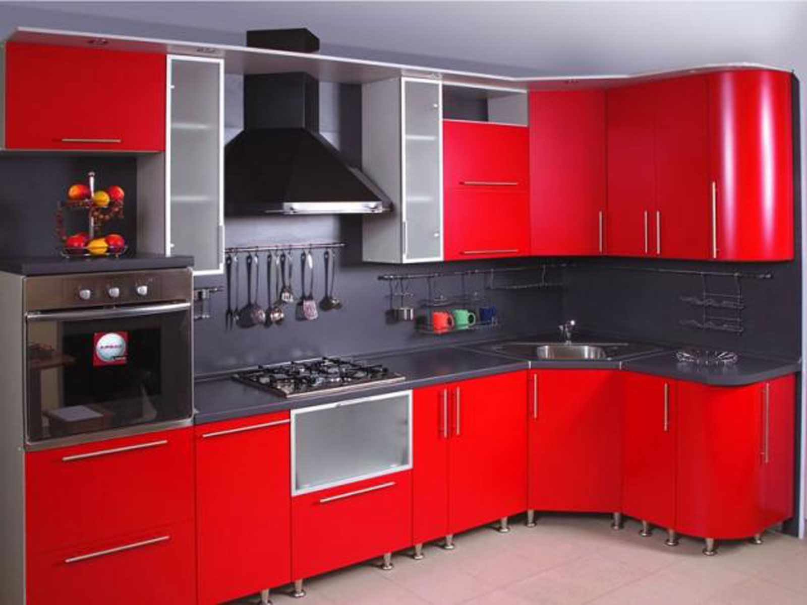 идея светлого интерьера красной кухни