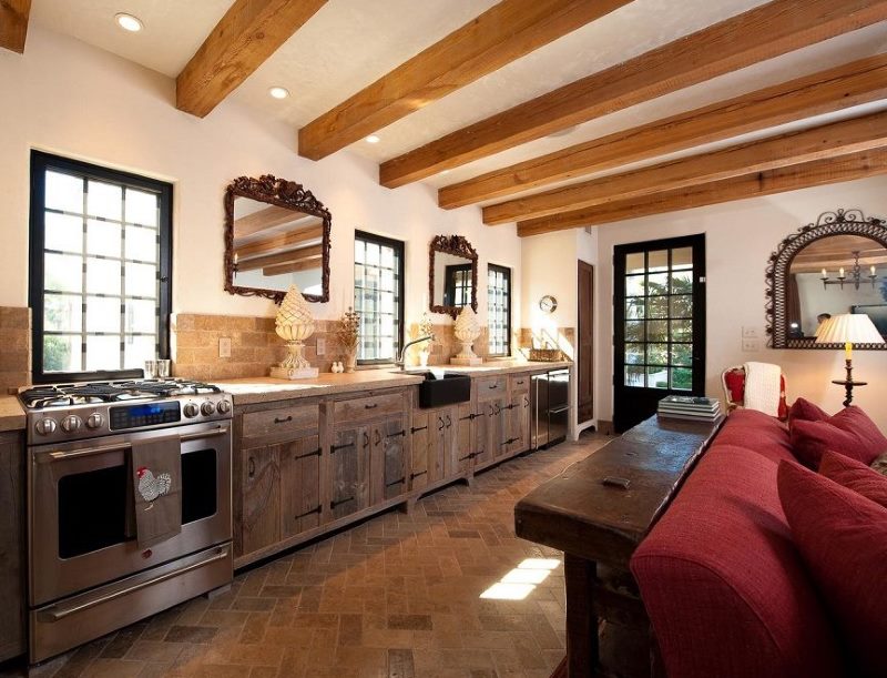 Потолок с деревянными балками на кухне загородного дома