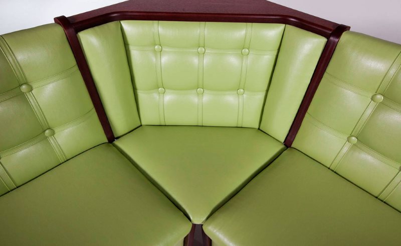 Зеленая экокожа на кухонном диванчике