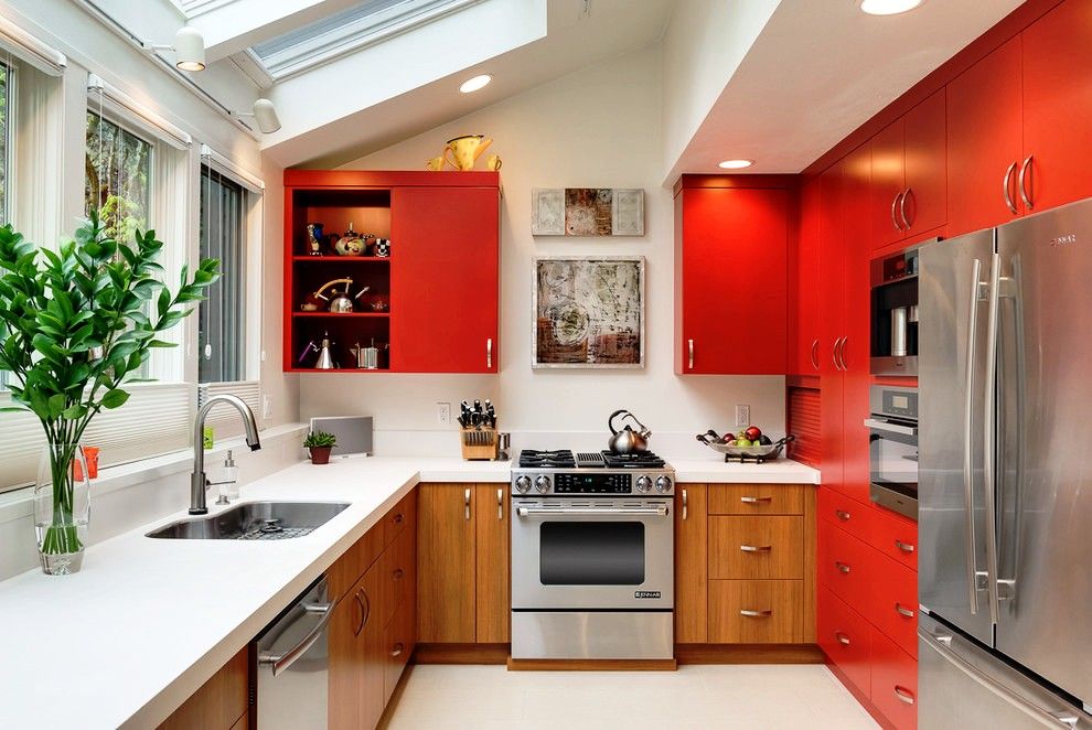 Газовая плита в кухне с красной мебелью