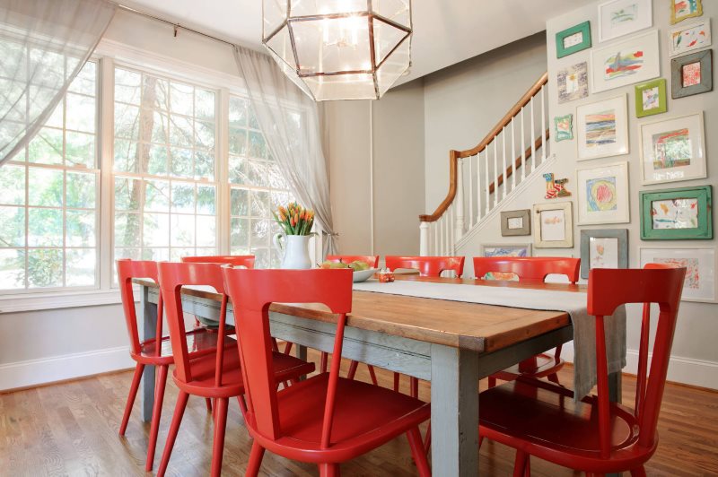 Красные стулья в интерьере кухни частного дома