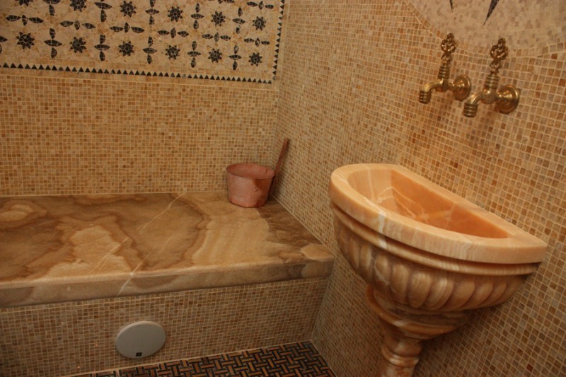 Мраморная курна в ванной турецкого стиля