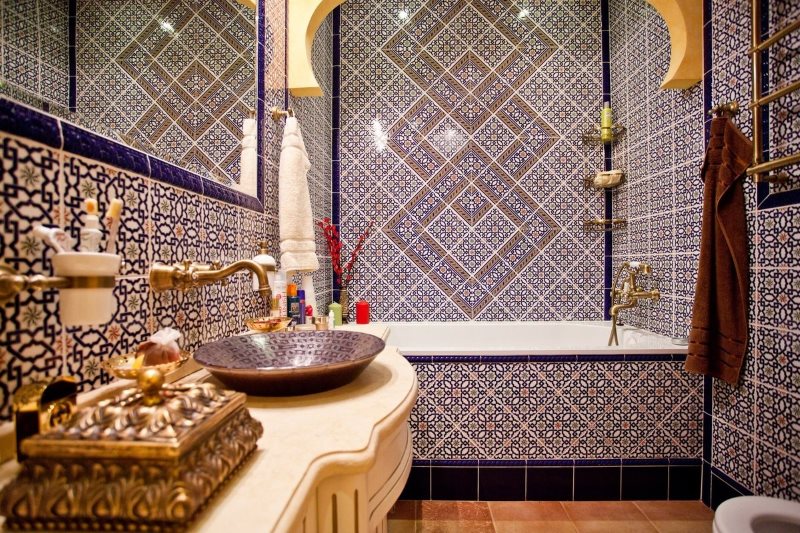 Оформление мозаикой стен ванной в индийском стиле