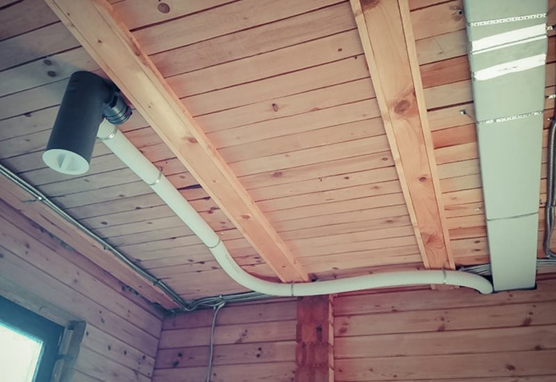 Монтаж принудительной вентиляции на деревянном потолке