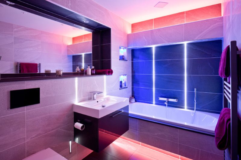 Цветная подсветка в интерьере современной ванной