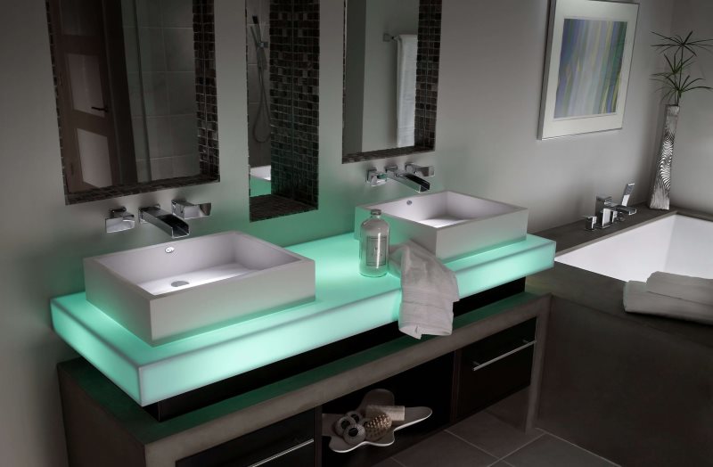 Дизайн ванной комнаты с оригинальной подсветкой раковин