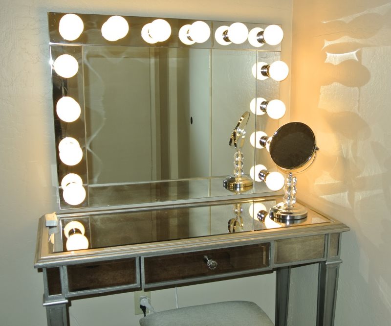 Туалетный столик с подсветкой светодиодными лампами