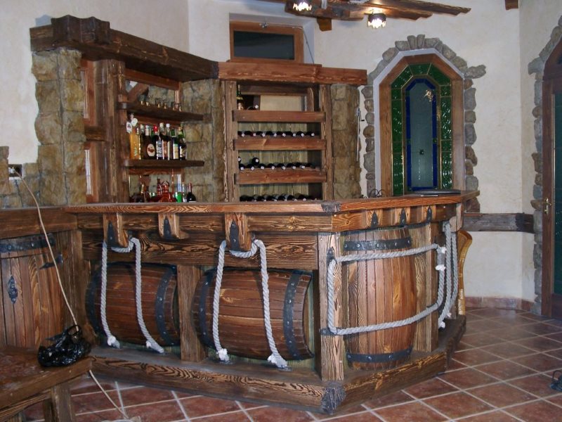 Деревянная барная стойка под старину с бочками