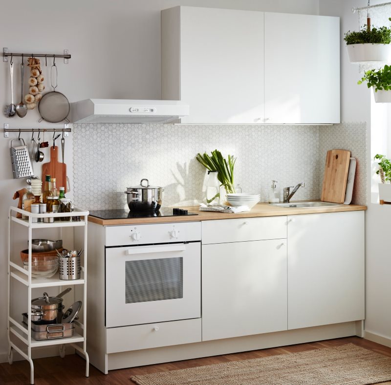 Линейная кухня белого цвета в современном стиле