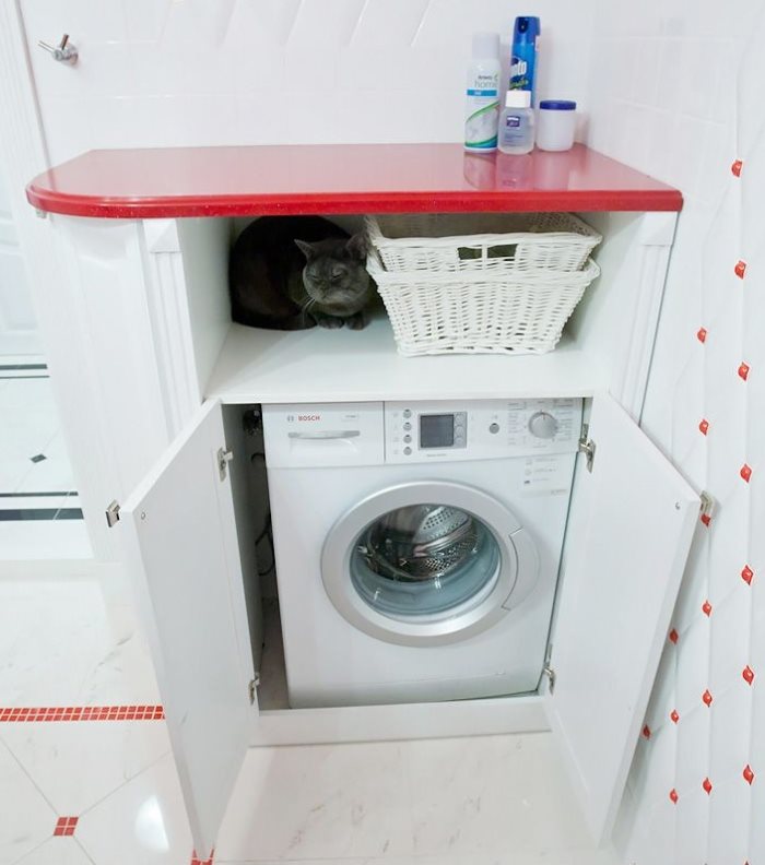 Красная полочка над стиральной машинкой в ванной