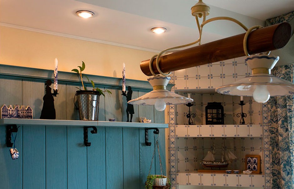 Оригинальный светильник на кухне под старину