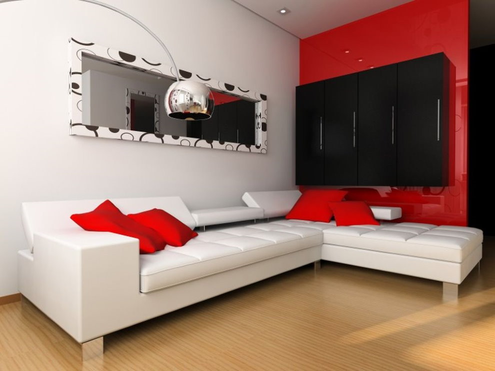 Белый диван в гостиной с красной стеной