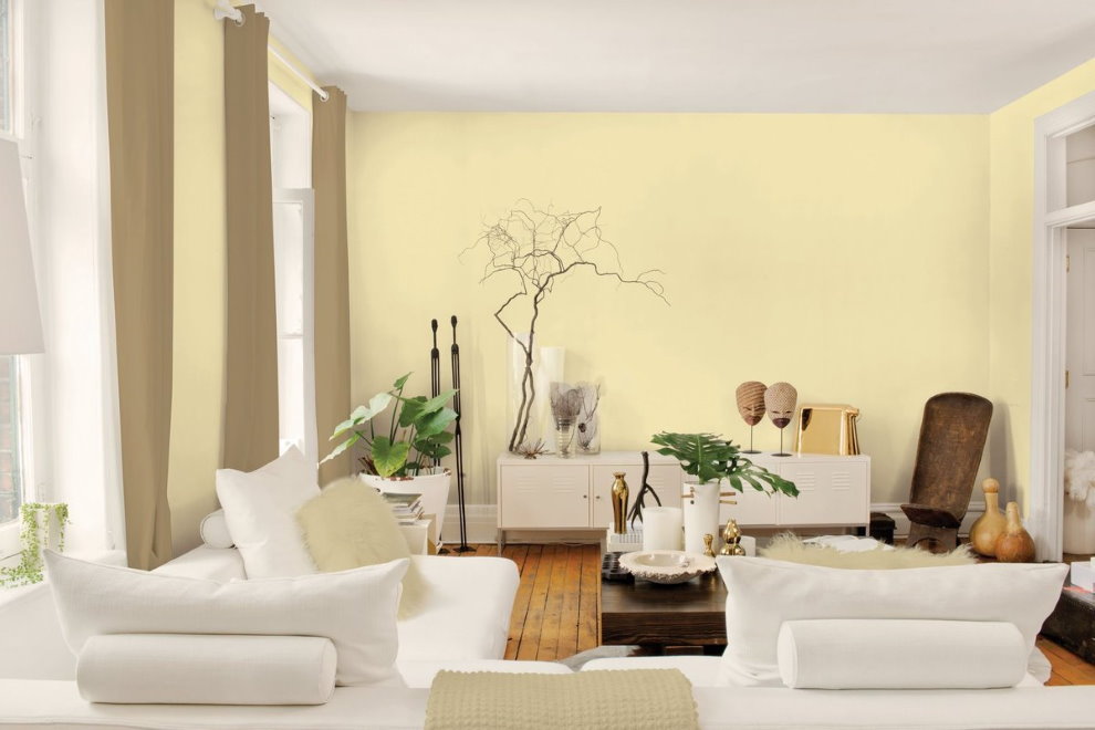 Светло-желтые стены гостиной с белой мебелью
