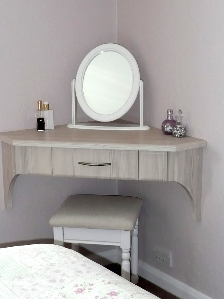 Дамский столик с зеркалом в спальню с лампочками