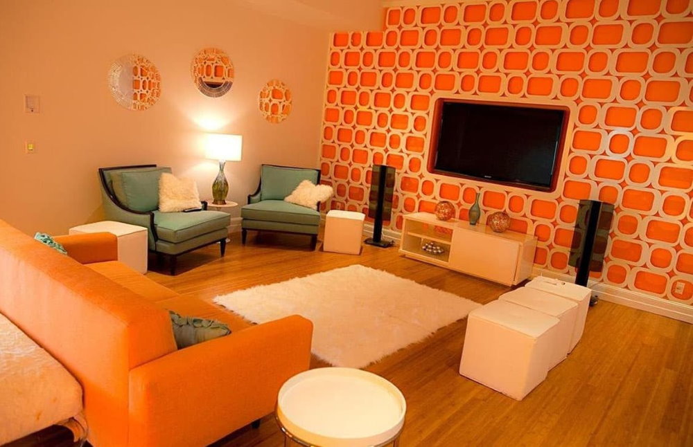 Оранжевые обои в гостиной квадратной формы