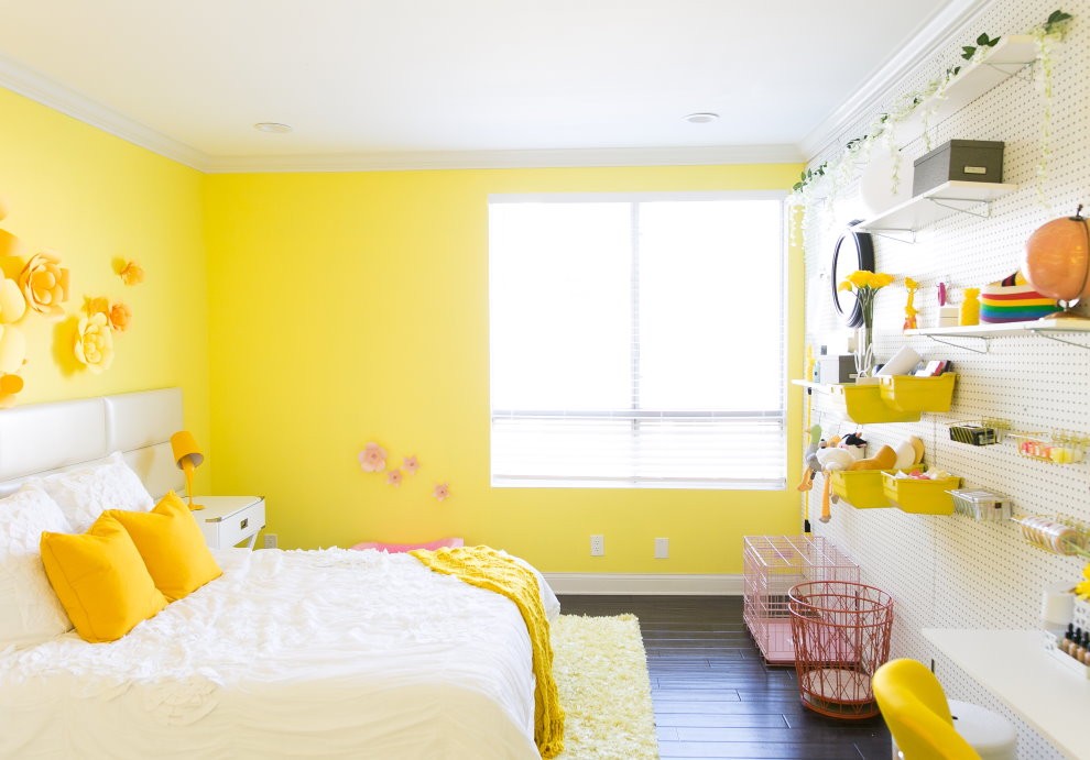 Желто-белая комната для девочки