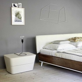 Серая стена в спальня минималистического стиля