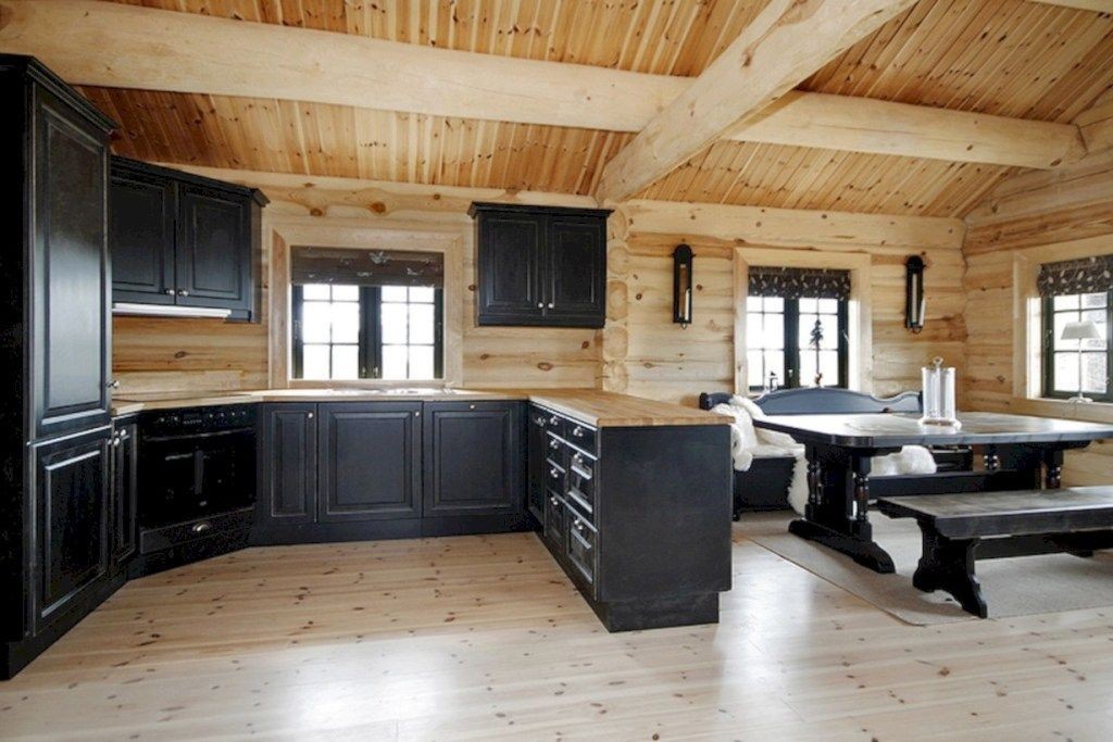 Темная мебель в кухне-гостиной деревянного дома