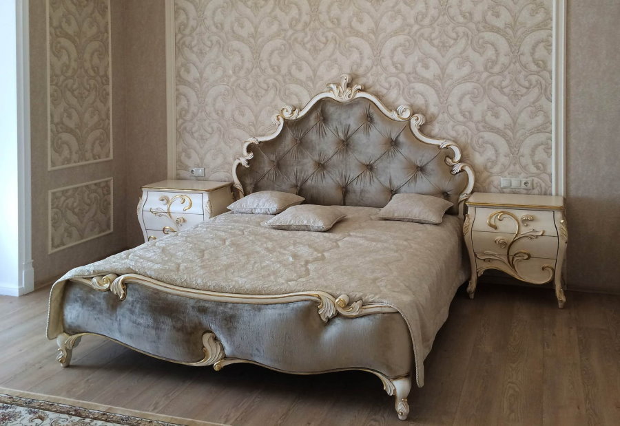 Интерьер классической спальни с прикроватными тумбочками