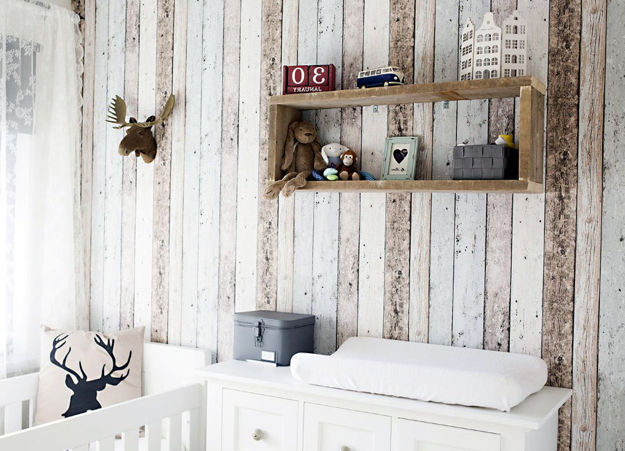 Деревянная полочка на стене комнаты для малыша