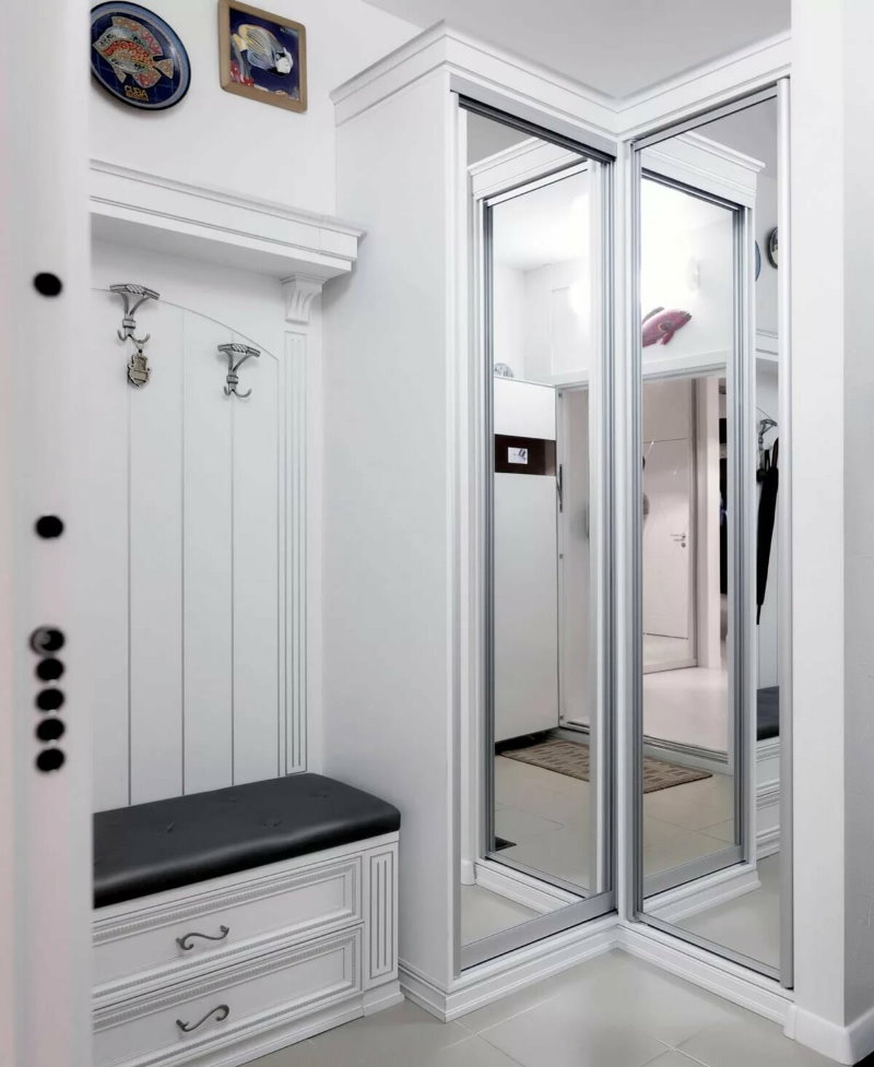Встроенный шкаф с зеркальными дверцами