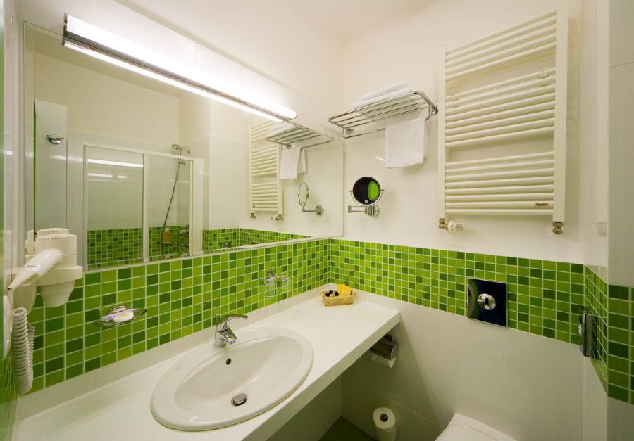 Бело-зеленый интерьер ванной комнаты