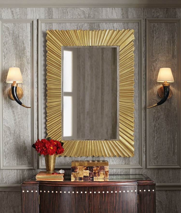 Зеркало в золотистой раме над комодом в коридоре