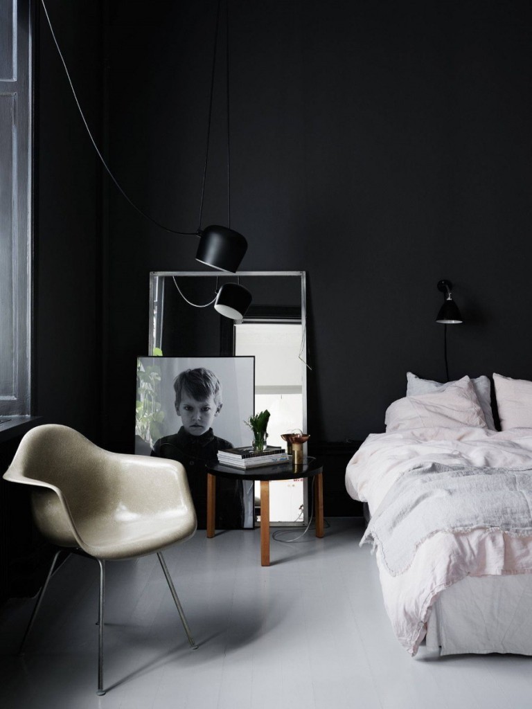Портрет мальчика около черной стены в спальне