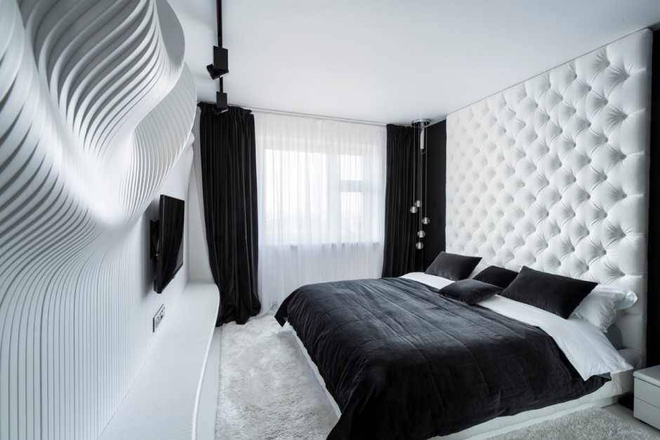 Черные шторы в спальне с белой отделкой