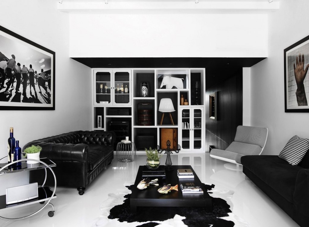 Черный диван в зале с белым полом