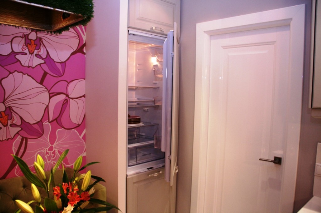 холодильник в узком шкафу