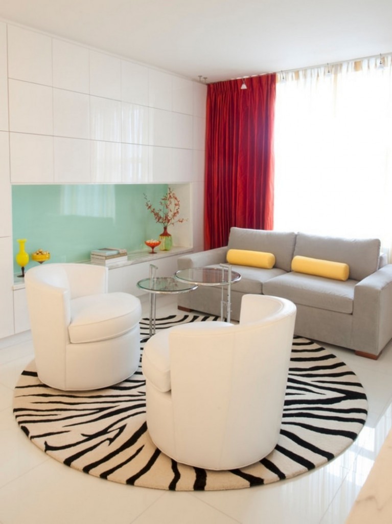 Круглый коврик с рисунком зебры на полу гостиной