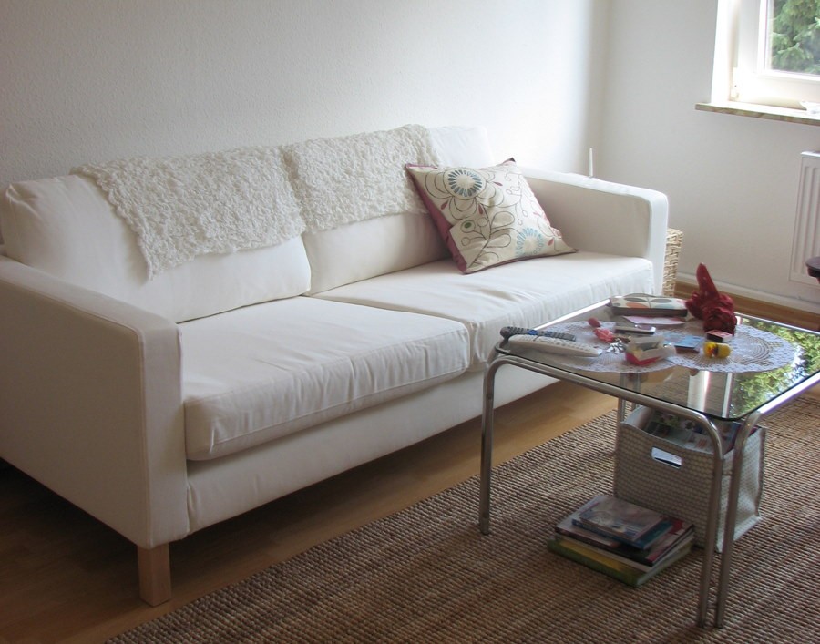 Белый диван с текстильной обивкой