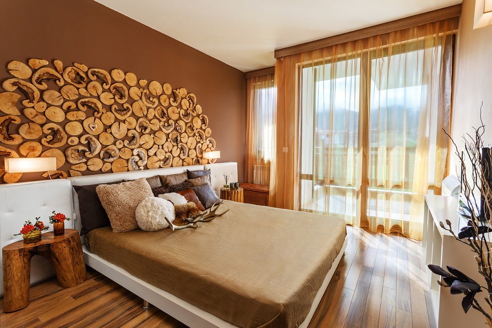 Декор деревянными спилами стены в спальне