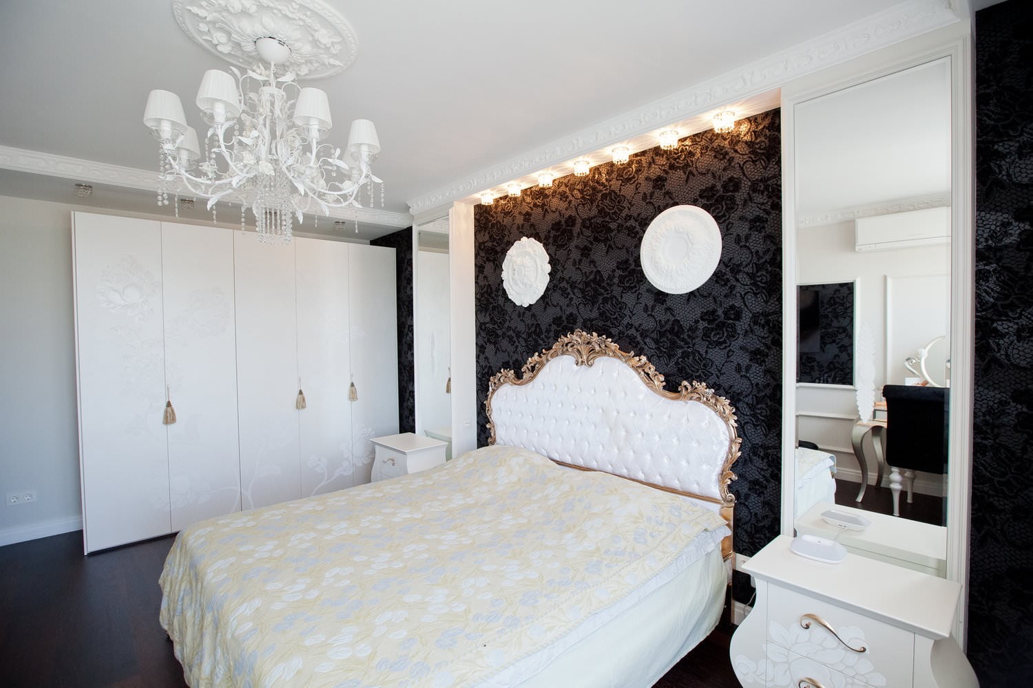 Зона над кроватью в спальне в современном стиле