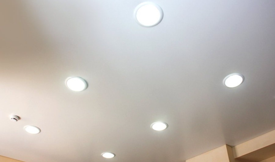 Потолок с точечными светильниками круглой формы