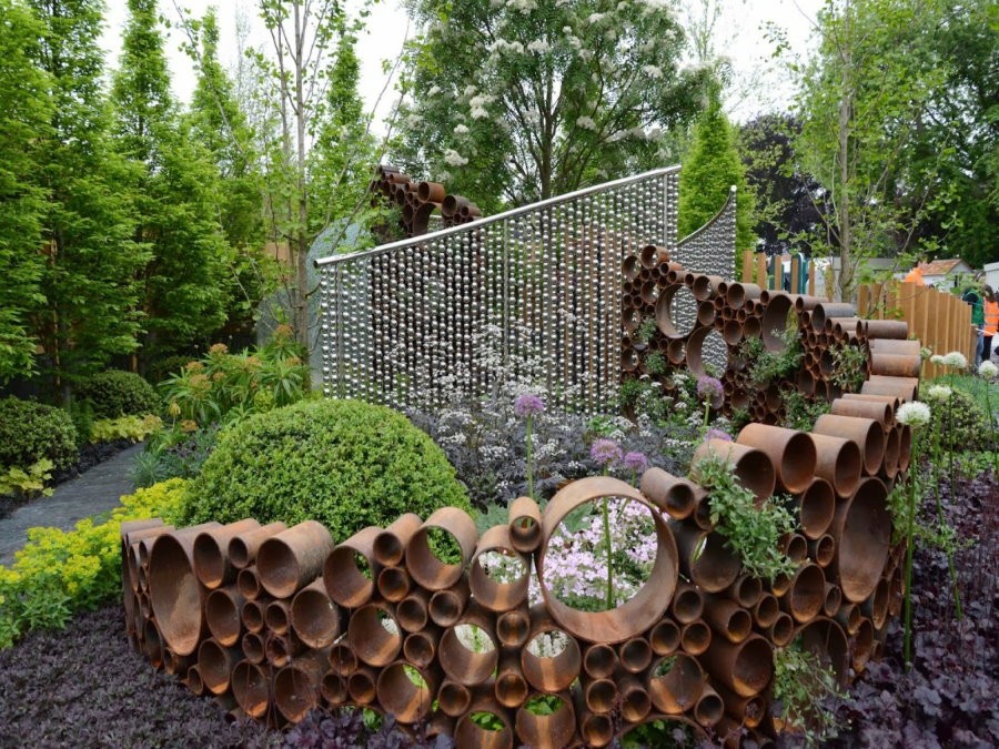 Декор сада обрезками стальных труб разного диаметра