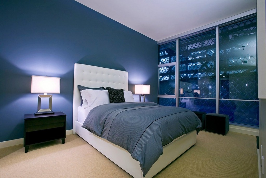 Интерьер комфортной спальни в синих тонах