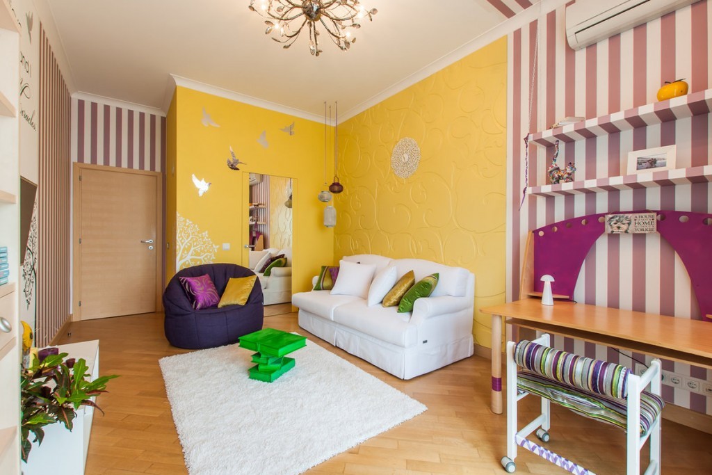 Желтые стены в зоне отдыха гостиной комнаты