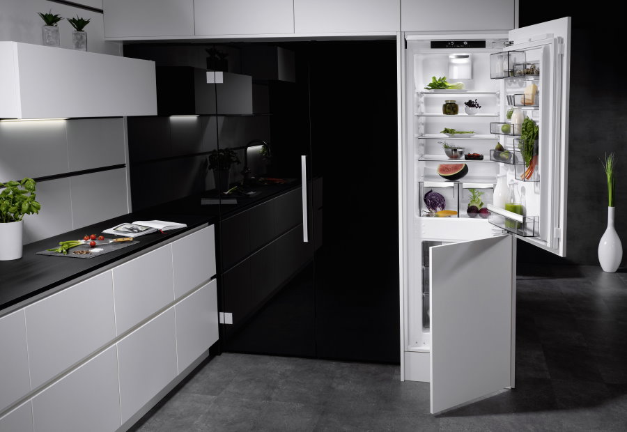 Двухкамерный холодильник в интерьере встроенной кухни