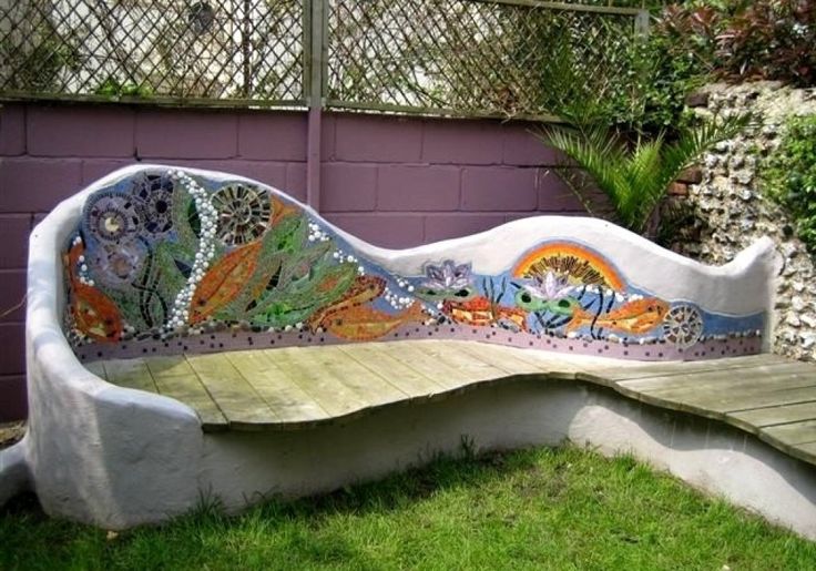 Отделка мозаикой спинки бетонной скамейки