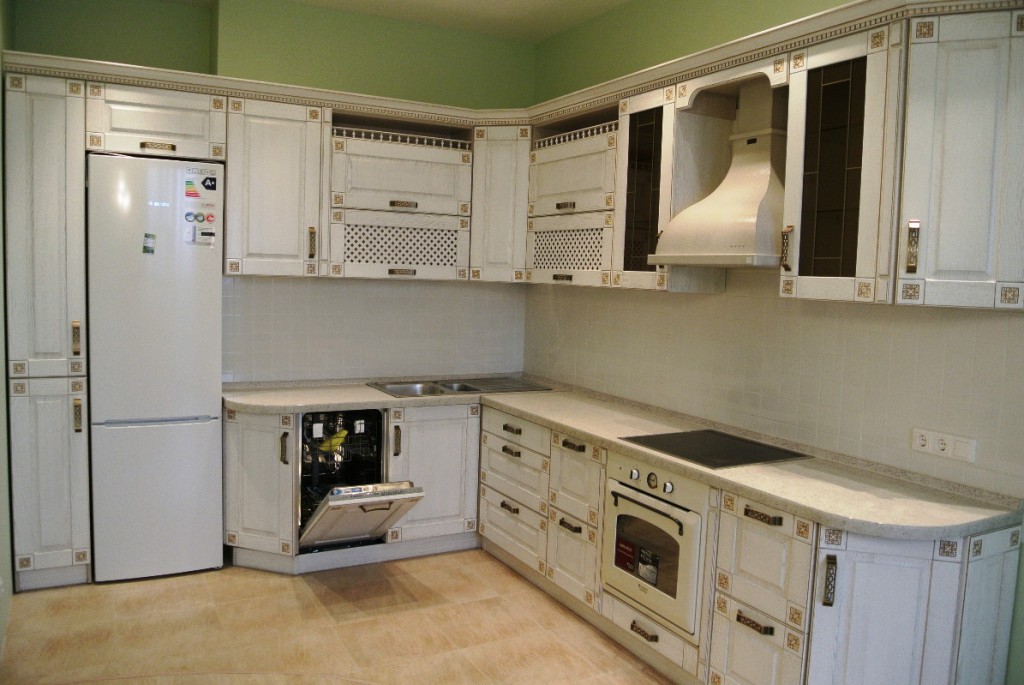 Кухонный гарнитур с посудомоечной машиной в стиле классики