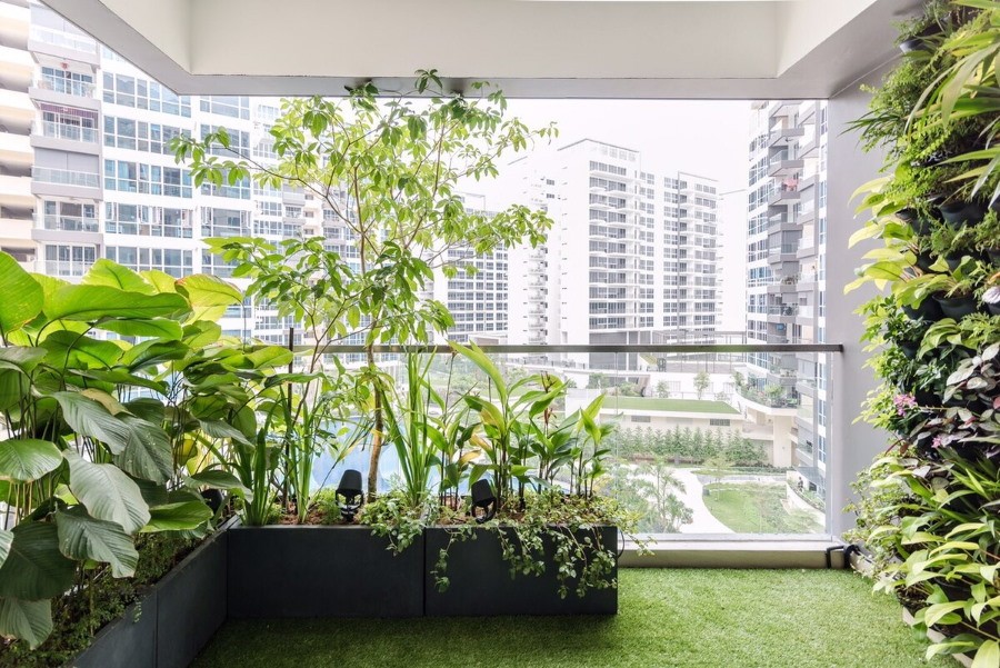 Искусственная трава на полу балкона с растениями