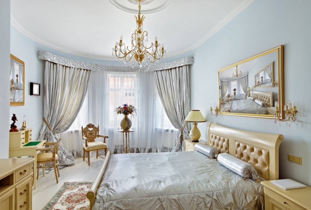 Интерьер спальни в стиле классики с эркером