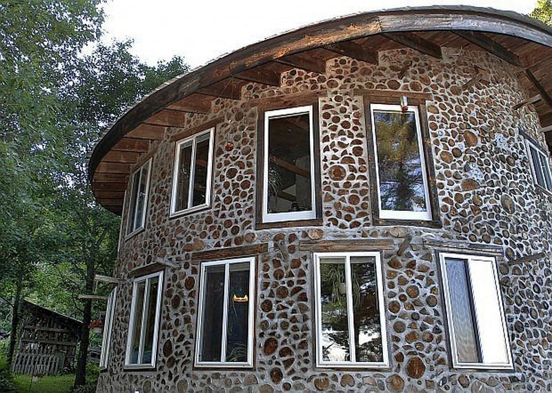 круглый дом из дров и глины