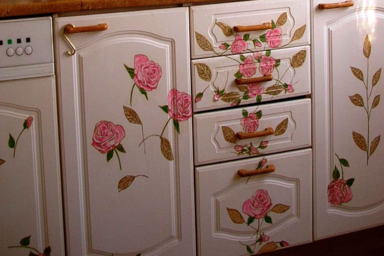 Расцветки и декор шкафов для кухни 