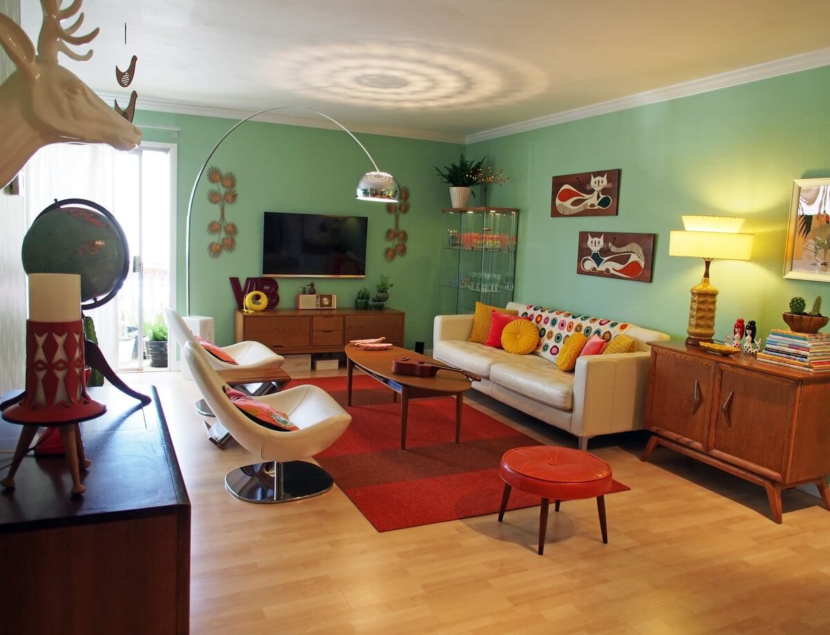 Дизайн интерьера гостиной выполнен в стиле ретро 60-х годов